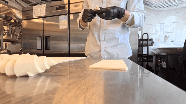 주방에서 크루아상 반죽을 준비하는 제빵사