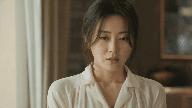 집 커튼 옆에서 한숨쉬는 여자