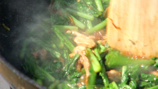 팬에서 돼지고기와 신선한 열무 볶기