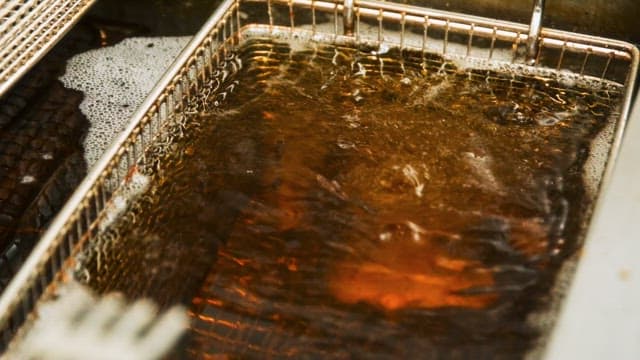 식당 주방에서 작동 중인 튀김기