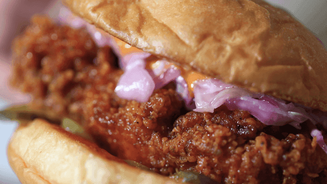 적양배추와 피클이 들어간 바삭한 치킨 버거