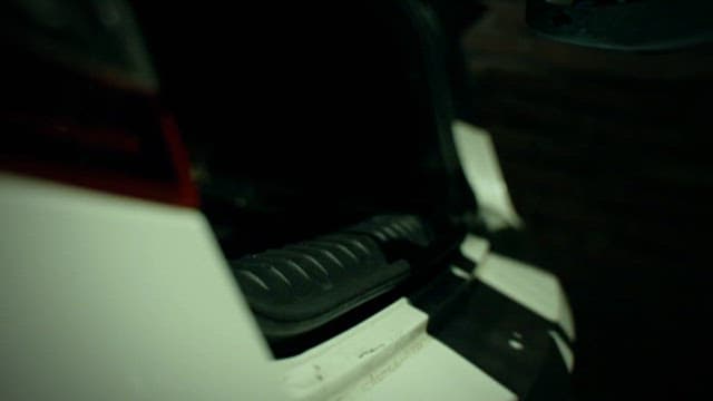 차 트렁크에 자전거를 싣는 장면