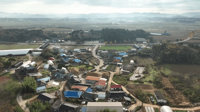 농지로 둘러싸인 시골 마을