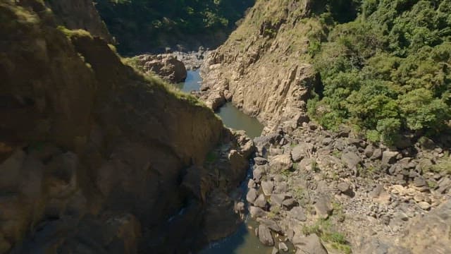 바위 협곡과 울창한 숲이 보이는 산맥
