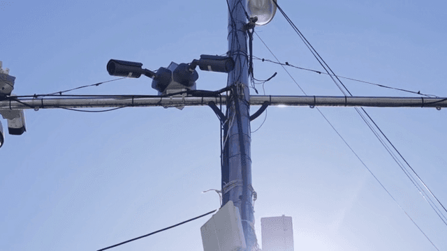 가로등에 설치된 감시 카메라