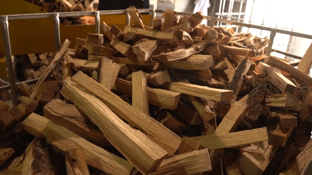 공장에서 쌓인 나무 조각들