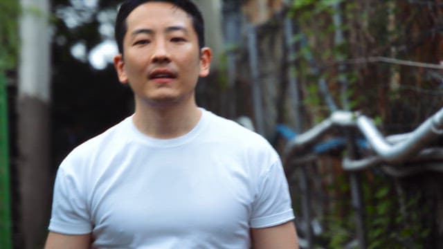 골목길에서 싸울 준비를 하는 남자