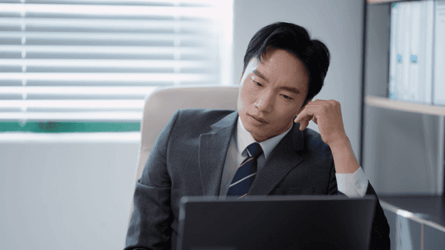 사무실에서 스트레스를 받는 사업가
