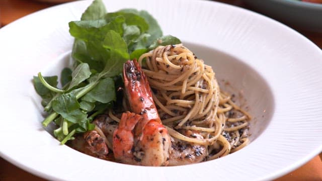 테이블 위의 고급 파스타와 샐러드