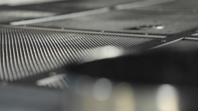 정화를 위해 숯에서 추출한 검은 활성탄