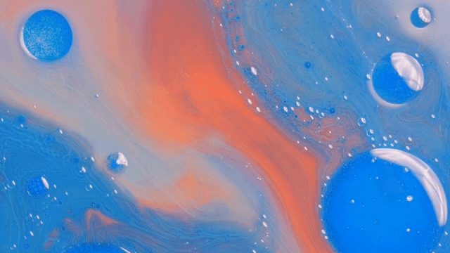 붉은색과 파란색 액체가 혼합되는 추상적인 패턴