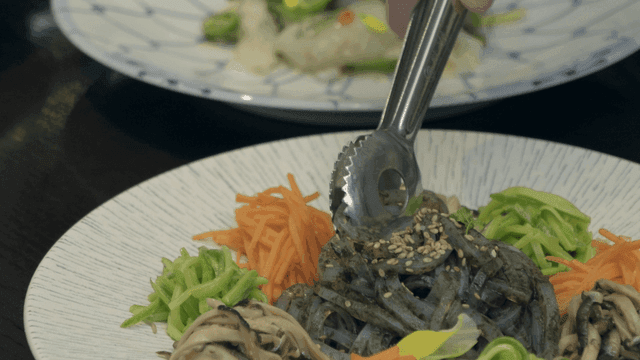 Jellyfish salad with various vegetables