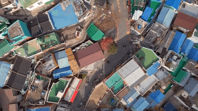 다채로운 색상의 언덕 마을