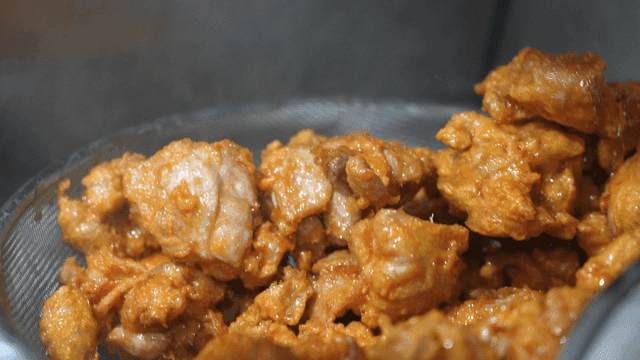 체에 담긴 튀긴 프라이드 치킨