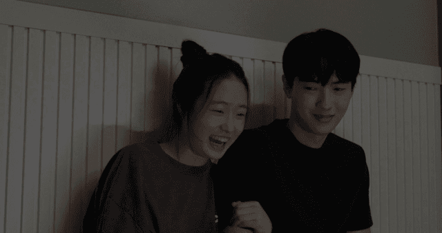 실내에서 함께 앉아 있는 행복한 커플