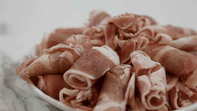 Dried raw meat, thinly sliced ​​pork belly, plate