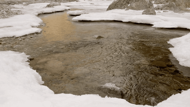 눈 덮인 강변을 흐르는 고요한 강