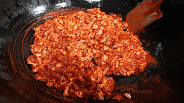 업소용 냄비 안 양념된 고기를 젓는 조리용 삽