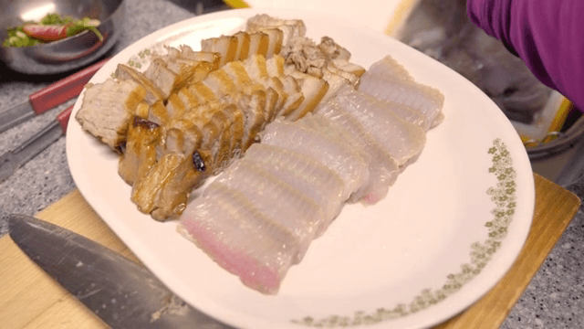 접시에 담긴 돼지고기와 홍어회