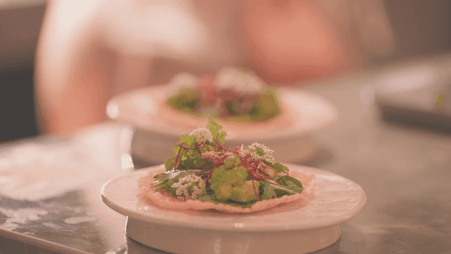 하얀 유리 접시에 준비된 고급 요리들