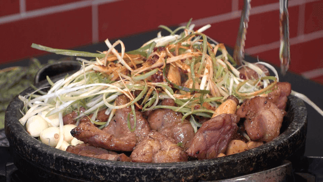 파채와 마늘을 곁들인 구운 돼지고기