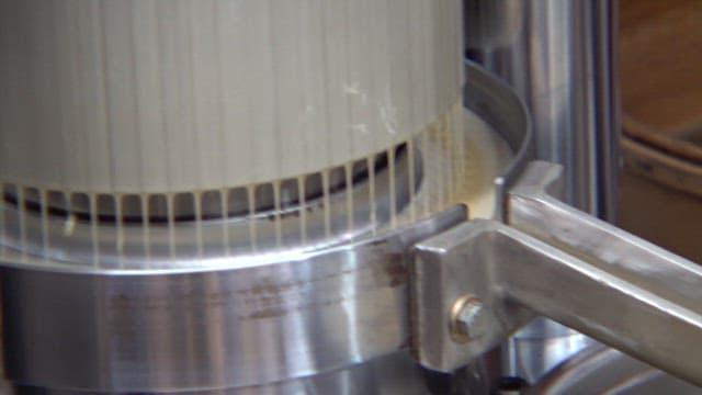 신선한 참기름을 짜내는 공장의 착유기