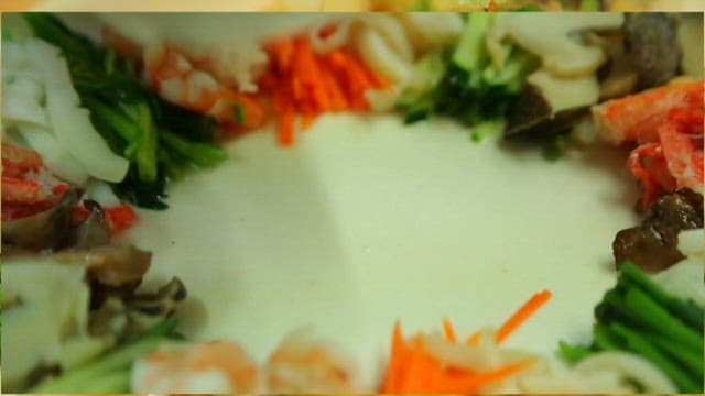 각종 재료가 들어있는 양장피