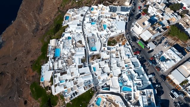 해안가의 하얀 건물과 도로