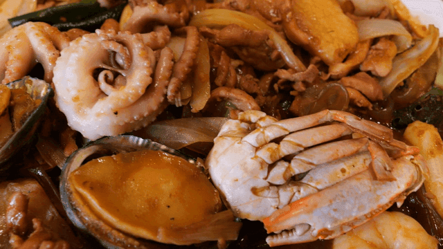 다양한 해산물 재료가 있는 해물 찜닭