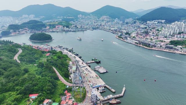 Scenic view of a coastal city with mountains