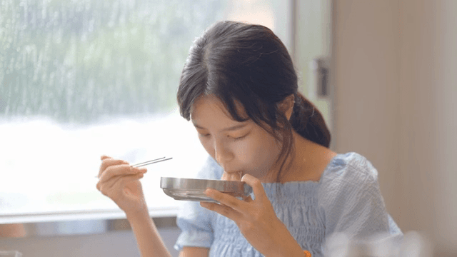 식당에서 냉면을 즐기는 사람