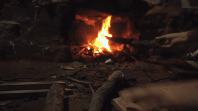 아궁이에 나무를 넣는 사람