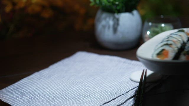 테이블 위에 맛있는 김밥이 담긴 접시