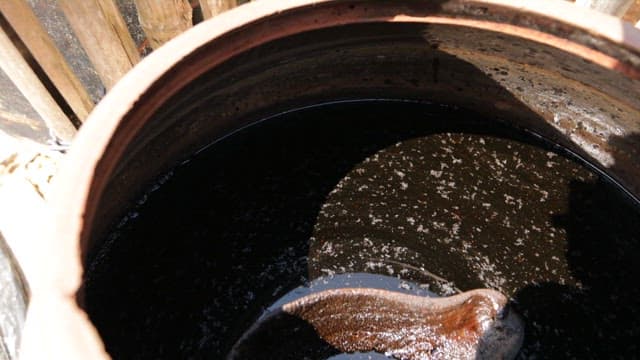 전통 항아리에 가득 담긴 전통 발효 간장