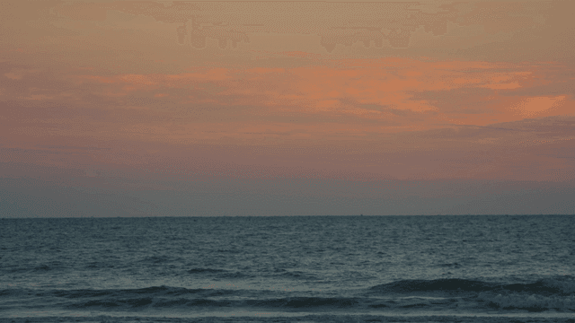 초저녁의 평온한 하늘 아래 파도