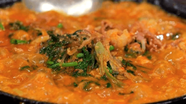 냄비에서 끓고 있는 한국 찌개