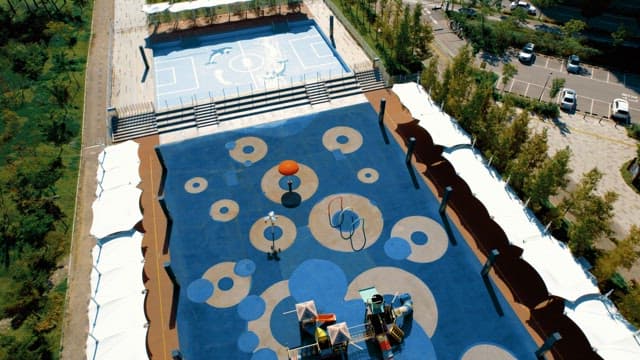 공원 한가운데 있는 다채로운 놀이터