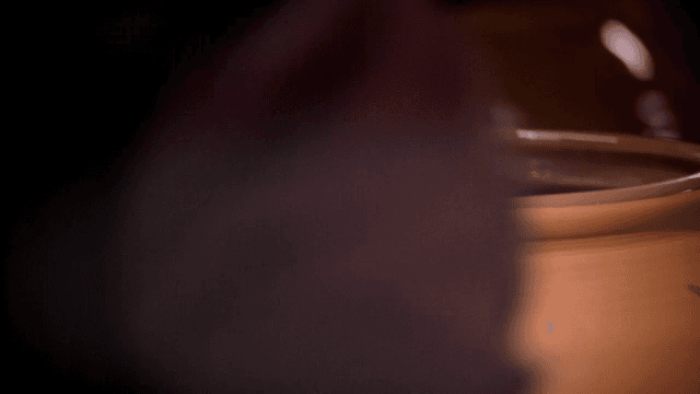 큰 도자기에 붓으로 칠을 하는 사람