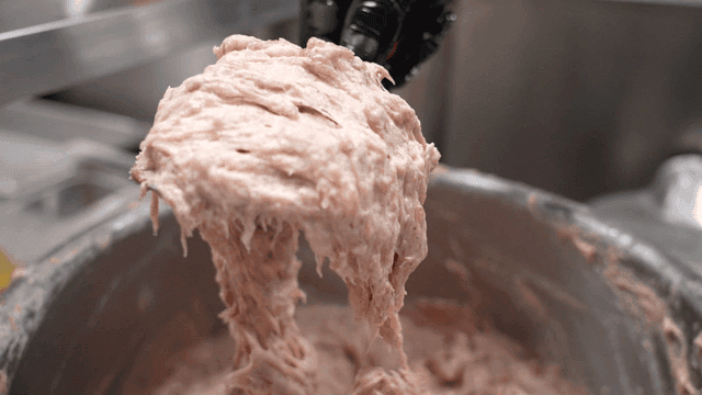 금속 그릇에서 다진 고기 반죽을 떠내는 주걱