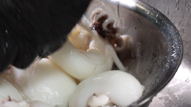 주방에서 오징어를 준비하는 요리 과정