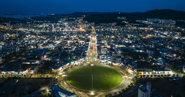 밤에 불빛이 반짝이는 활기찬 도시 풍경