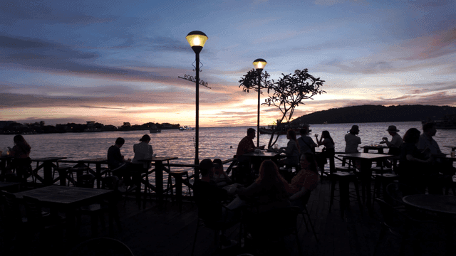 해변 카페에서 본 일몰