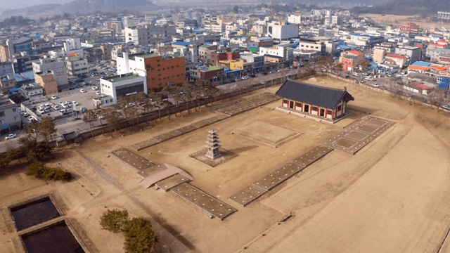 도심 속 전통 한국 건축물