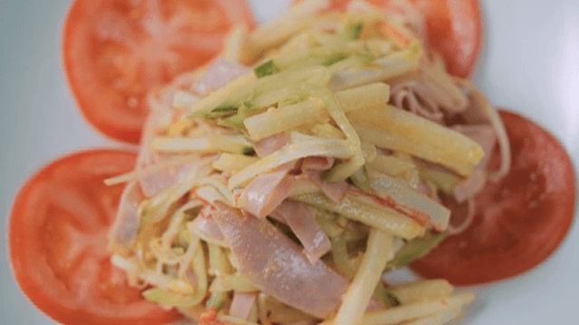 하얀 접시에 담긴 슬라이스 토마토와 샐러드