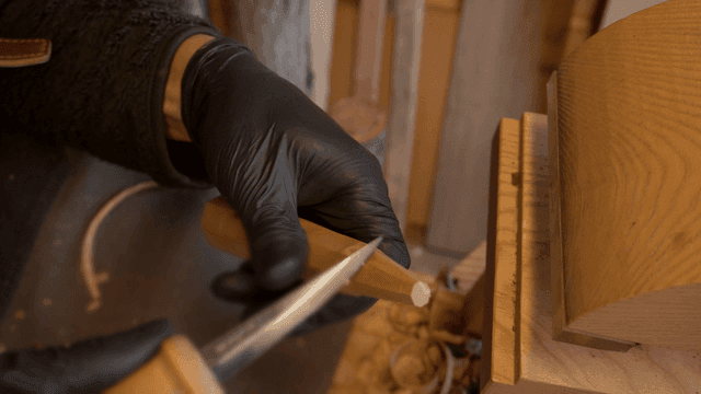 나이프로 섬세하게 나무를 조각하는 목공예가