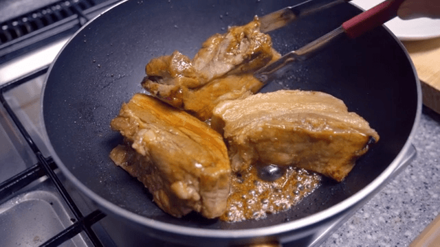 양념에 종려지는 돼지고기