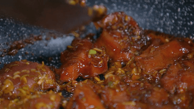 팬에서 양념된 고기 굽기