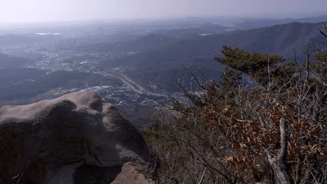 멀리 도시가 보이는 산의 풍경