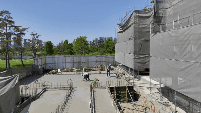 건설 현장에서 콘크리트를 다듬는 작업자들