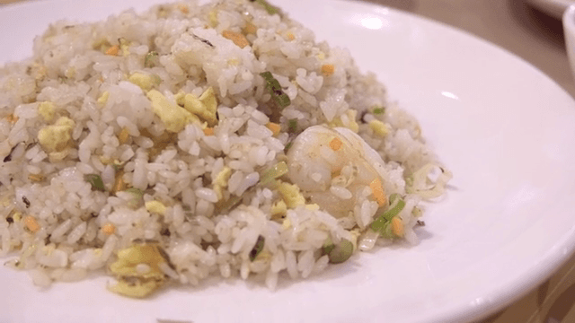 접시에 담긴 맛있는 새우 볶음밥